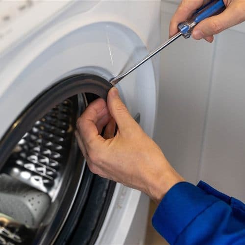 Técnico de Electro SAT Beyga reparando un electrodoméstico en A Coruña